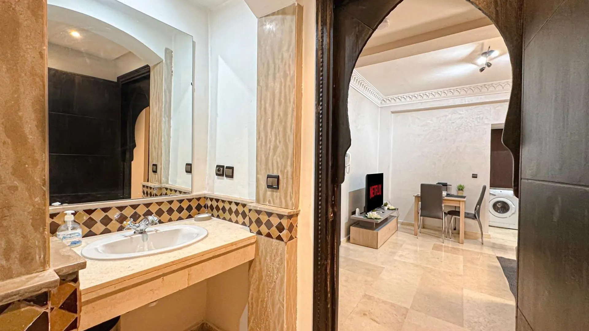 Studio Moderne Avec Terrasse, Piscine Et Parking A Gueliz, Marrakech Marakeş